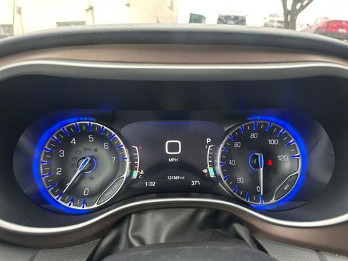 Used 2019 Chrysler Pacifica Touring-L w/ Advanced Safetytec Group image 15