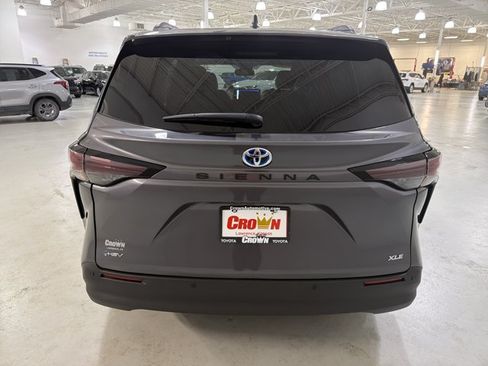 Used 2025 Toyota Sienna XLE w/ XLE Plus Package FWD image 7