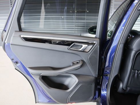 Certified 2025 Porsche Macan T image 27