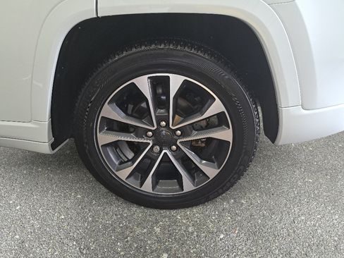 Certified 2024 Jeep Grand Cherokee Overland w/ Trailer Tow Package AWD/4WD image 33