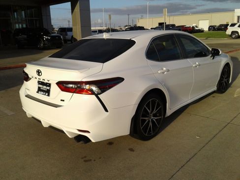 Used 2023 Toyota Camry SE image 7