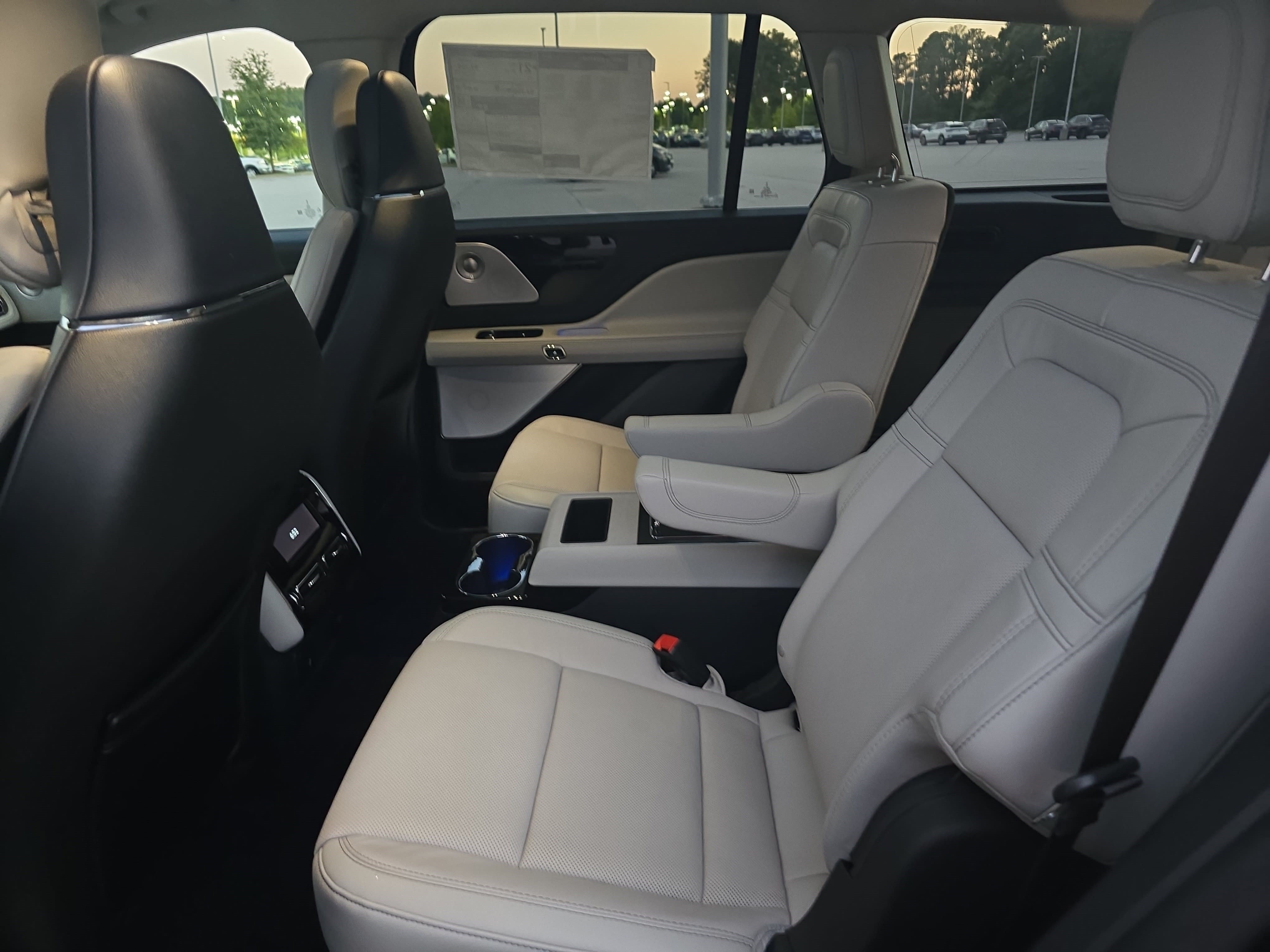 Used 2026 Lincoln Aviator Reserve w/ Luxury Package RWD image 15
