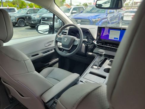 Used 2025 Toyota Sienna XLE FWD image 14
