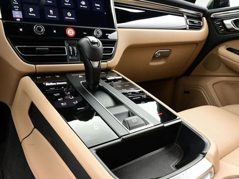 Certified 2025 Porsche Macan AWD/4WD image 11