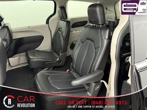 Used 2024 Chrysler Pacifica Touring-L FWD image 40