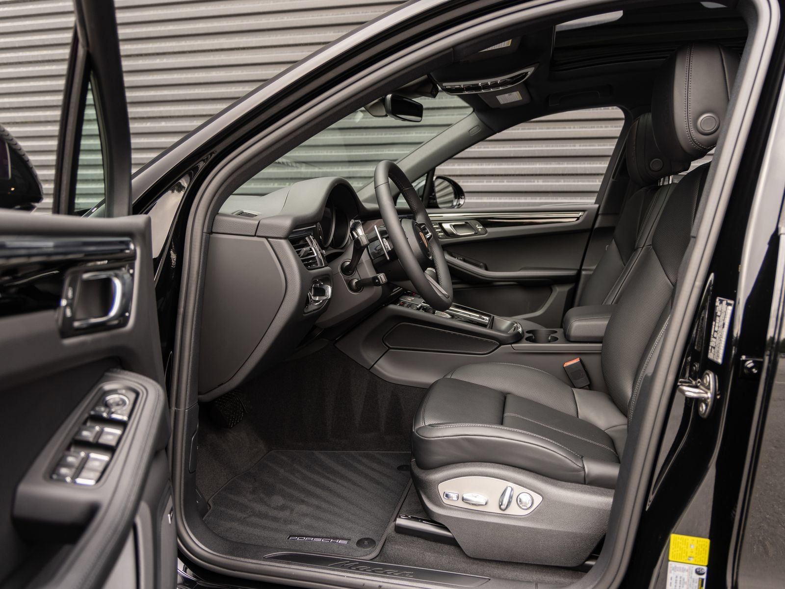 Certified 2026 Porsche Macan AWD/4WD image 23