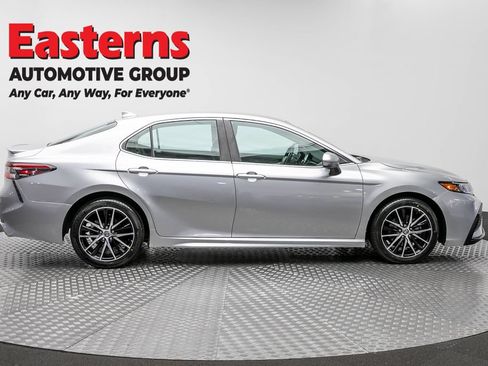 Used 2021 Toyota Camry SE w/ Carpet Mat Package (TMS) FWD image 4