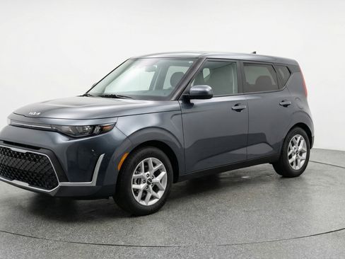 Used 2025 Kia Soul LX w/ LX Technology Package FWD image 3