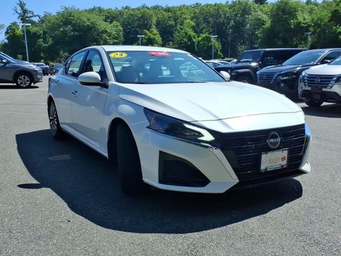 Certified 2023 Nissan Altima 2.5 SV w/ SV Premium Package FWD image 3