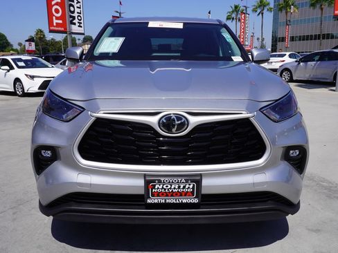 Used 2024 Toyota Highlander LE AWD/4WD image 3
