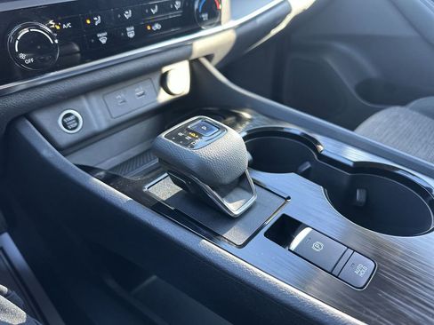 Used 2022 Nissan Rogue S image 19