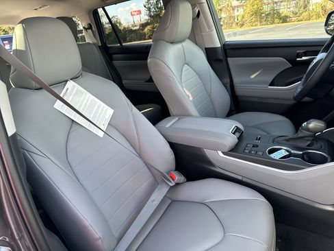 New 2025 Toyota Highlander FWD image 36