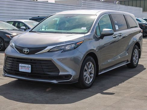 New 2026 Toyota Sienna LE FWD image 3