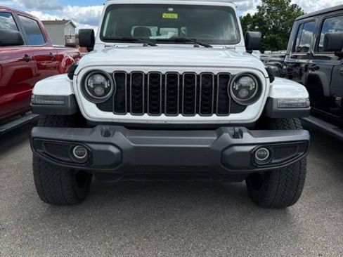 Used 2025 Jeep Gladiator Sport AWD/4WD image 2