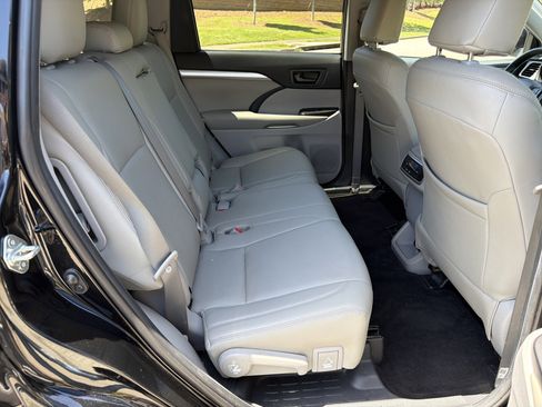 Used 2019 Toyota Highlander LE FWD image 15