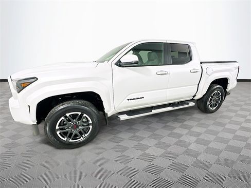 Used 2024 Toyota Tacoma TRD Sport w/ TRD Sport Upgrade Package image 4