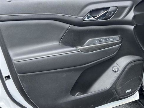 Used 2022 GMC Acadia SLT image 15