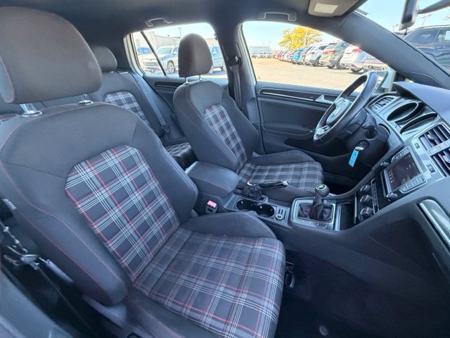 Used 2017 Volkswagen Golf 4-Door FWD image 15