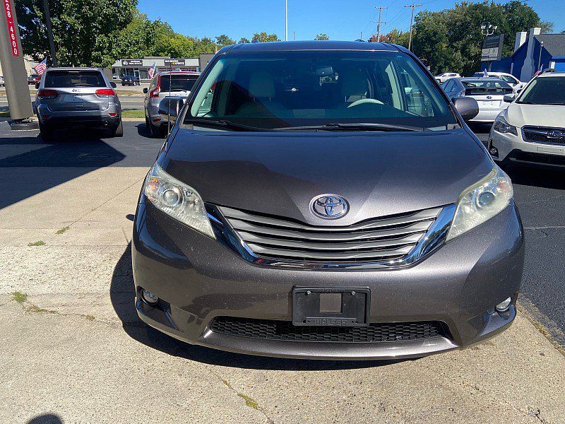 Used 2012 Toyota Sienna XLE w/ Entertainment Pkg FWD image 6