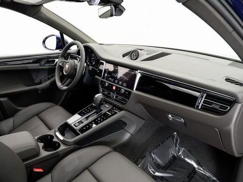 Certified 2025 Porsche Macan image 23