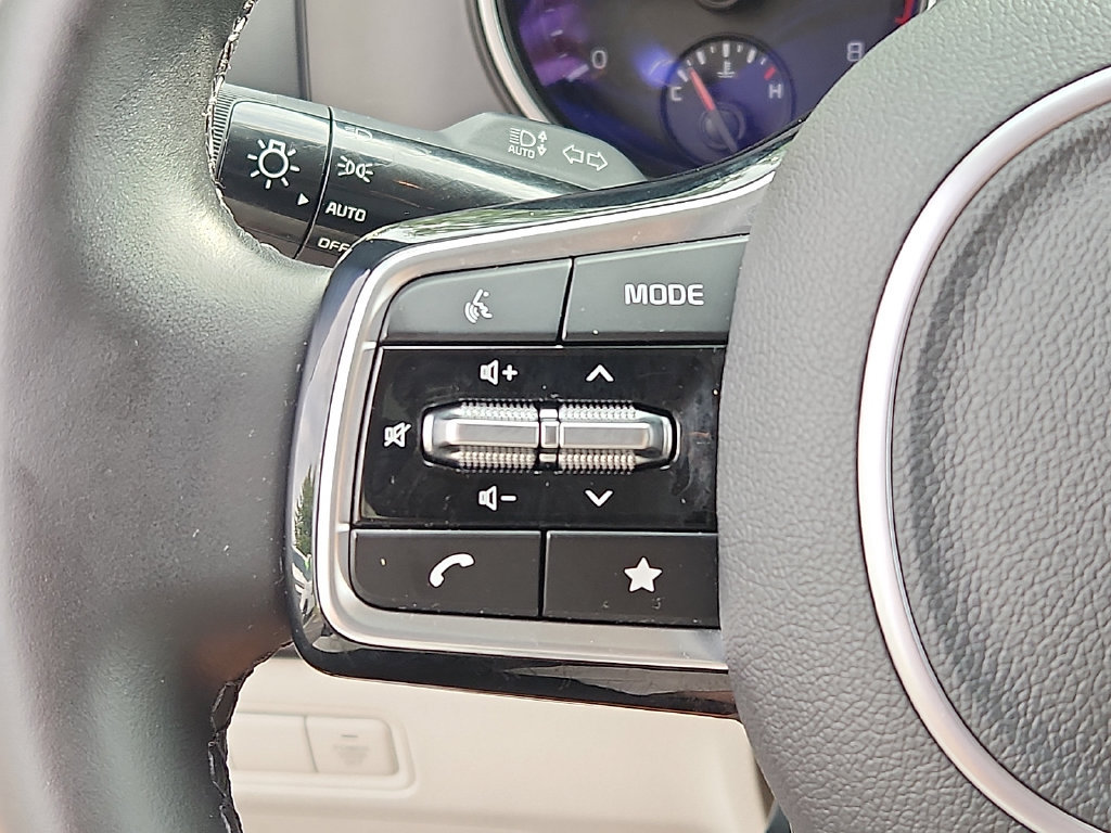 Used 2024 Kia Carnival LX FWD image 20