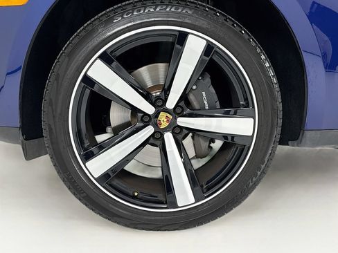Certified 2025 Porsche Macan AWD/4WD image 11