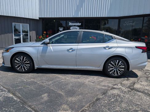Used 2023 Nissan Altima 2.5 SV FWD image 8