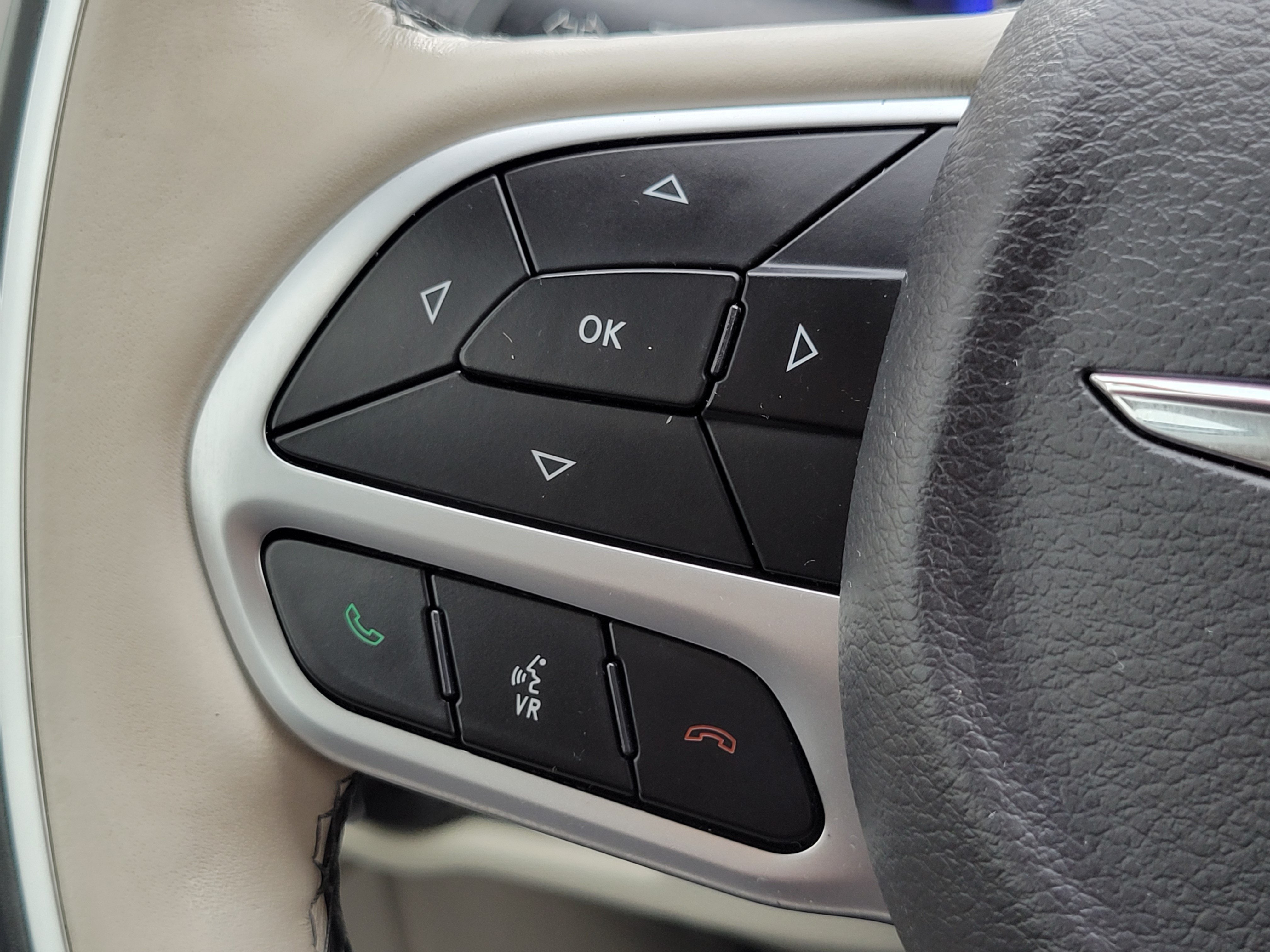 Used 2018 Chrysler Pacifica Limited FWD image 12