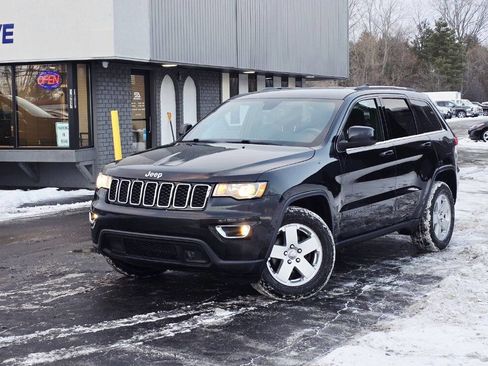 Used 2017 Jeep Grand Cherokee Laredo image 2