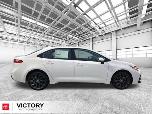 Used 2026 Toyota Corolla SE image 2