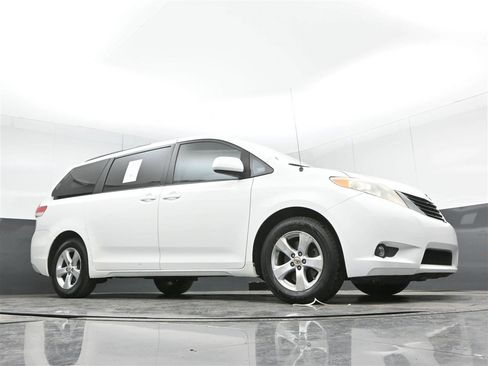Used 2012 Toyota Sienna LE image 33