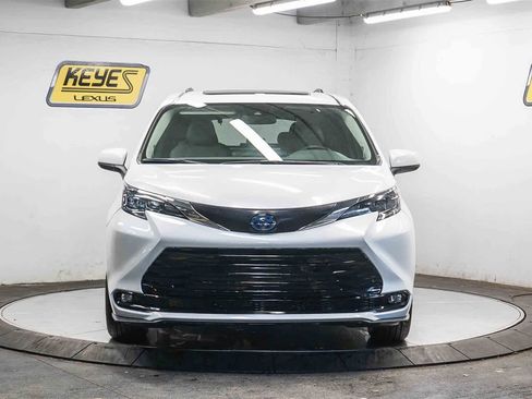 Used 2025 Toyota Sienna XLE w/ XLE Plus Package image 6