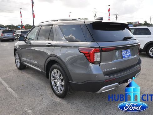 Used 2025 Ford Explorer Platinum RWD image 3