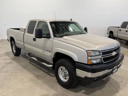 Used 2006 Chevrolet Silverado 2500 LT w/ Onstar Plus Package AWD/4WD image 6