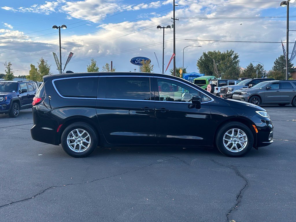 Used 2025 Chrysler Pacifica Select FWD image 4