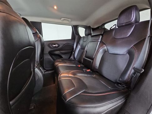 Used 2019 Jeep Cherokee Trailhawk image 19