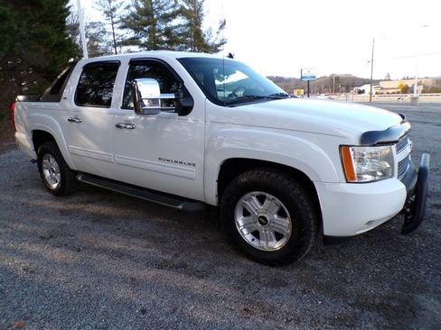 Used 2010 Chevrolet Avalanche LT w/ Suspension Package, Off-Road image 6