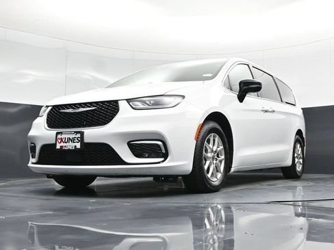 Certified 2024 Chrysler Pacifica Touring-L FWD image 62