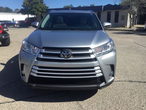 Used 2019 Toyota Highlander XLE AWD/4WD image 3