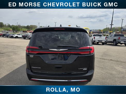 Used 2022 Chrysler Pacifica Limited w/ Uconnect Theater Family Group AWD/4WD image 4