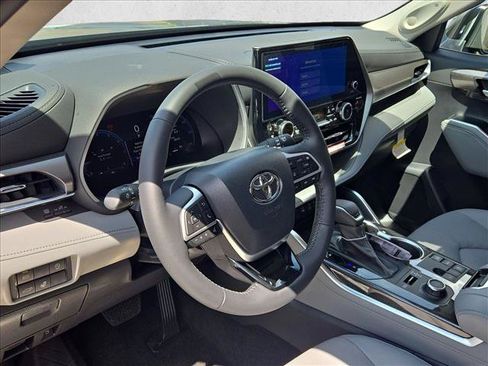 New 2026 Toyota Highlander Limited AWD/4WD image 3