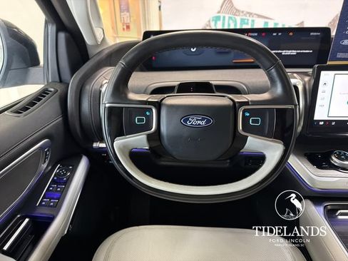 Certified 2025 Ford Expedition Platinum AWD/4WD image 17