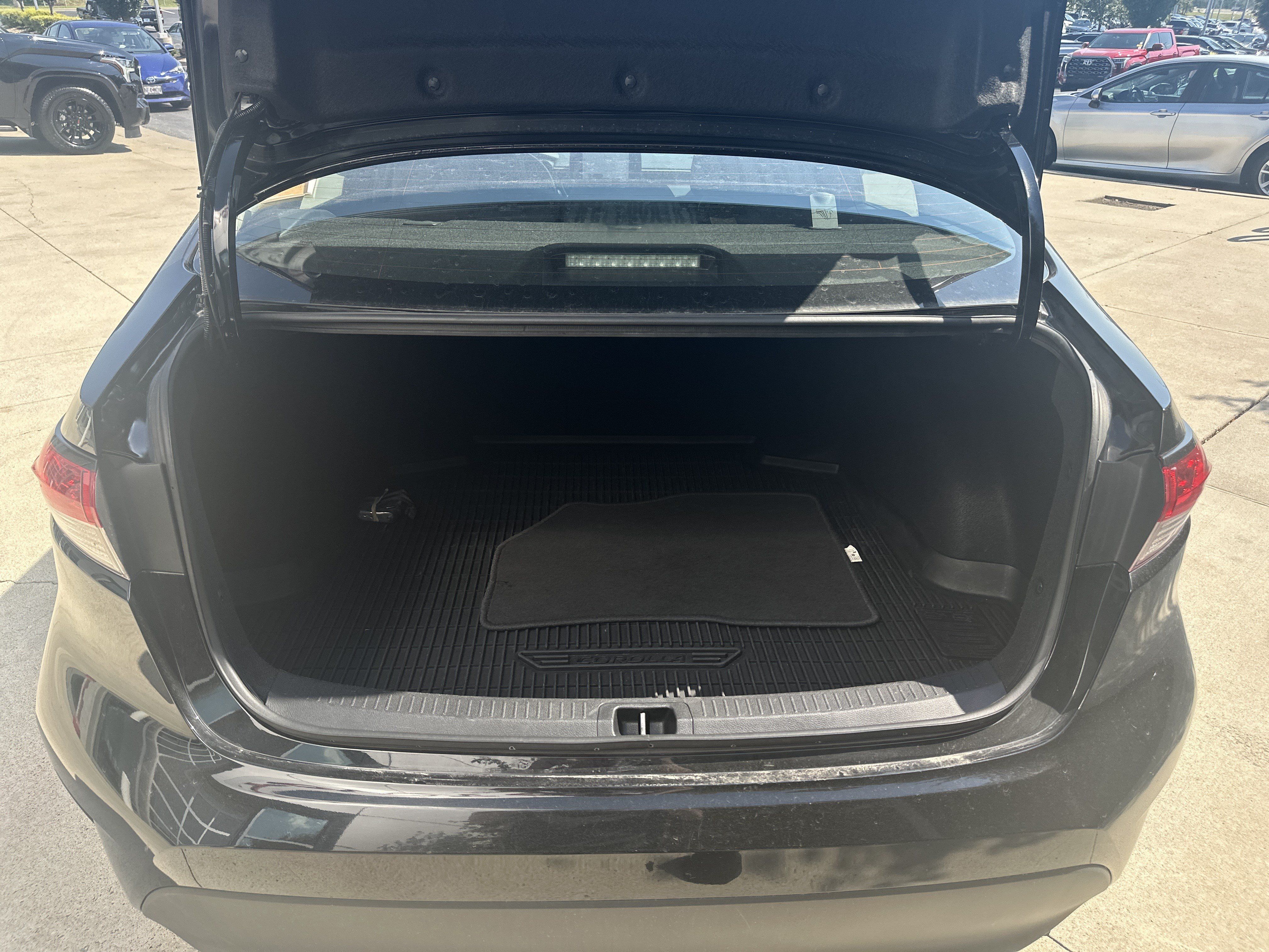 Used 2025 Toyota Corolla LE FWD image 31