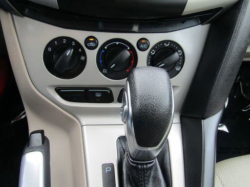 Used 2013 Ford Focus SE w/ SE Winter Pkg FWD image 23
