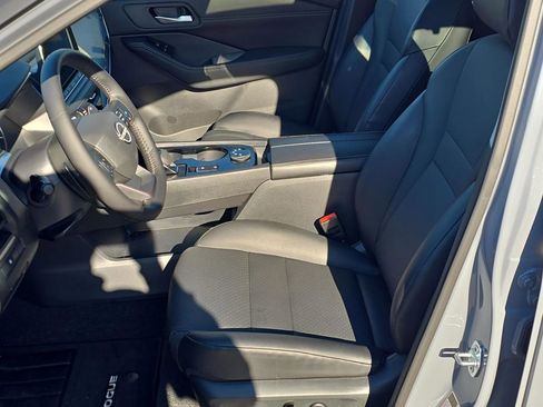 Used 2026 Nissan Rogue SV w/ SV Premium Package image 16