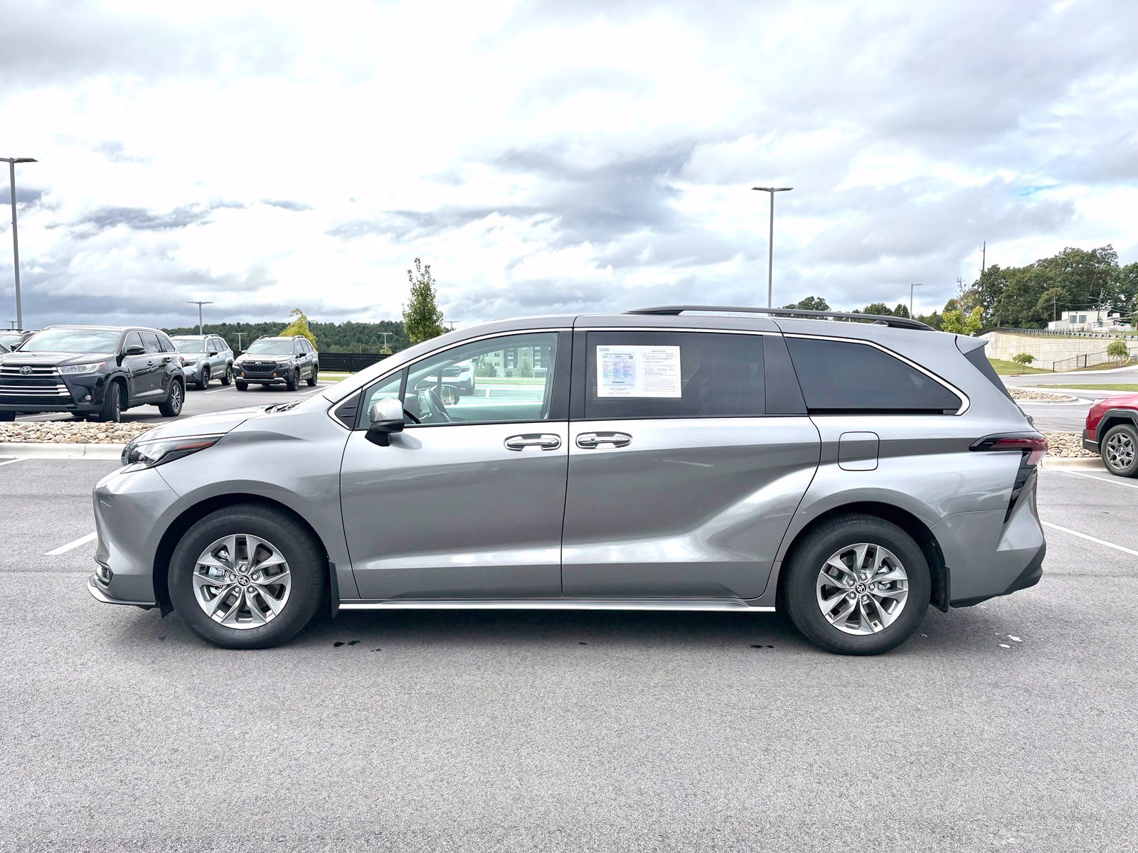 Used 2026 Toyota Sienna XLE FWD image 4
