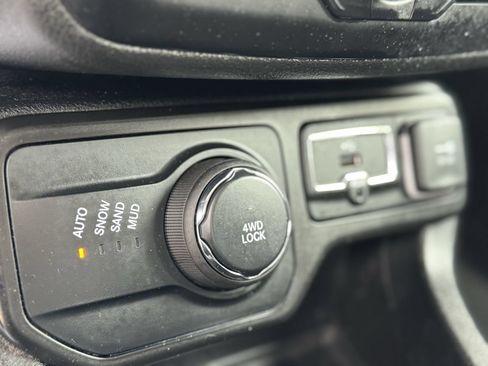 Used 2019 Jeep Renegade Altitude w/ Quick Order Package 2XM AWD/4WD image 18