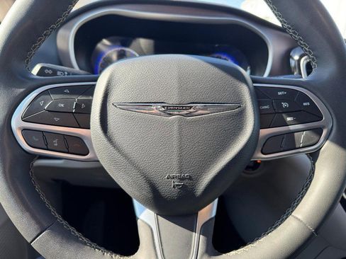 Used 2023 Chrysler Voyager LX image 18