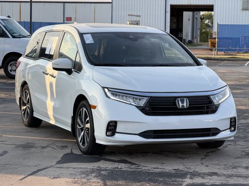 Used 2021 Honda Odyssey Touring image 3