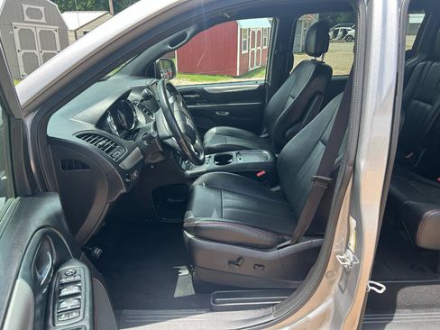 Used 2016 Dodge Grand Caravan R/T FWD image 10